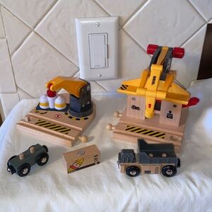 Brio world Freight Goods Station Toy Train Set truck and accessories cargo